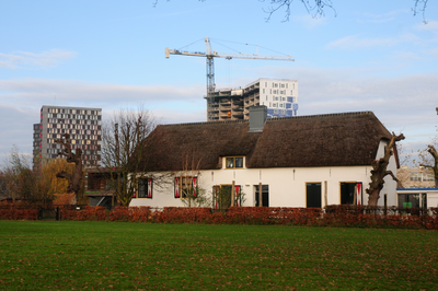 825344 Gezicht op de voormalige boerderij De Uithof (Toulouselaan 45) te Utrecht, hier in gebruik als gebouw voor ...